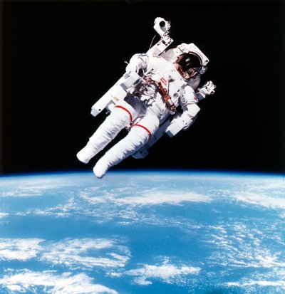 Astronauta estadounidense Bruce McCandless caminando en el espacio, 1984 de Unbekannt