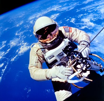 Astronauta estadounidense Edward H. White II realizando tareas externas de Unbekannt