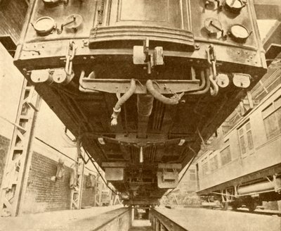 Bajo el Subterráneo: Debajo de un Coche Eléctrico del Ferrocarril del Distrito, 1930 de Unbekannt