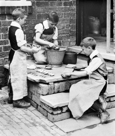 Reino Unido: Niños pelando papas y afilando cuchillos en el orfanato del asilo - Pontefract - c1905 de Unbekannt
