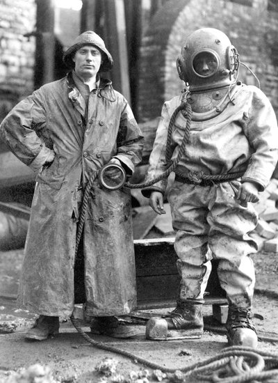 Reino Unido: El buzo que reinició la bomba de agua en el fondo de la mina Newbury Colliery. Coleford de Unbekannt