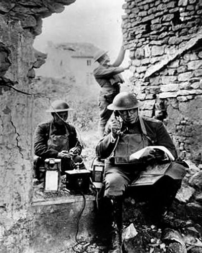 Cuerpo de Señales del Ejército de los Estados Unidos usando equipo telefónico alemán capturado, Primera Guerra Mundial de Unbekannt