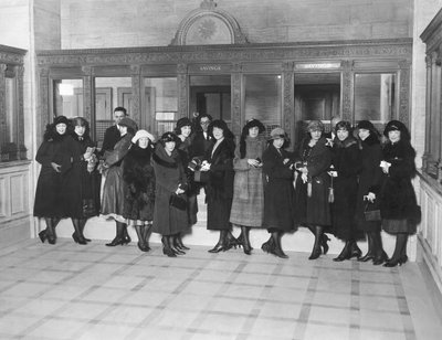 Estados Unidos: c.1926 Un grupo de mujeres en las ventanillas de 