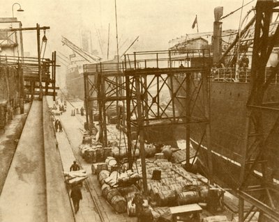 Descargando barcos de alimentos en los Royal Albert Docks, Londres, c. 1930 de Unbekannt