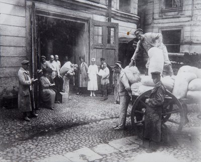 Descargando comida, la Casa de los Científicos, Petrogrado, Rusia, c1920-c1924 de Unbekannt