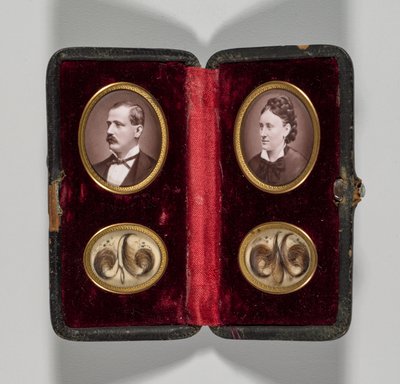 Sin título Caja con retratos de un hombre y una mujer y adornos para el cabello, c. 1870 de Unbekannt