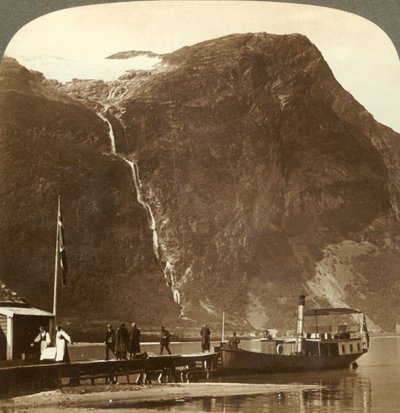 Cataratas Utigards desde el glaciar Ravnefjeld en el Lago Loen - desde Naesdal, Noruega, c. 1905 de Unbekannt