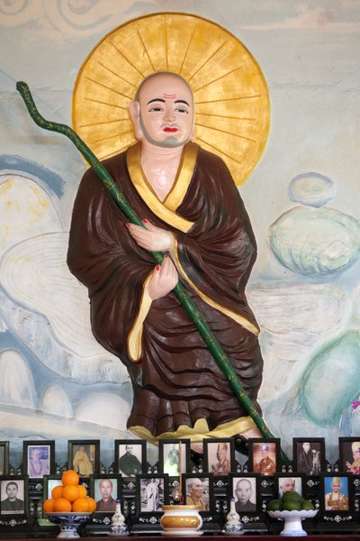 Monasterio zen budista Van Hanh. Monje budista sobre altar vietnamita para ancestros. La veneración de los muertos. Dalat. Vietnam de Unbekannt