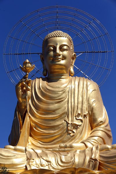 Monasterio zen budista Van Hanh. Estatua del Buda dorado. Dalat, Vietnam de Unbekannt