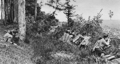 Vanguardia de los ulanos austrohúngaros ocupando un claro en un bosque, Primera Guerra Mundial, 1917 de Unbekannt