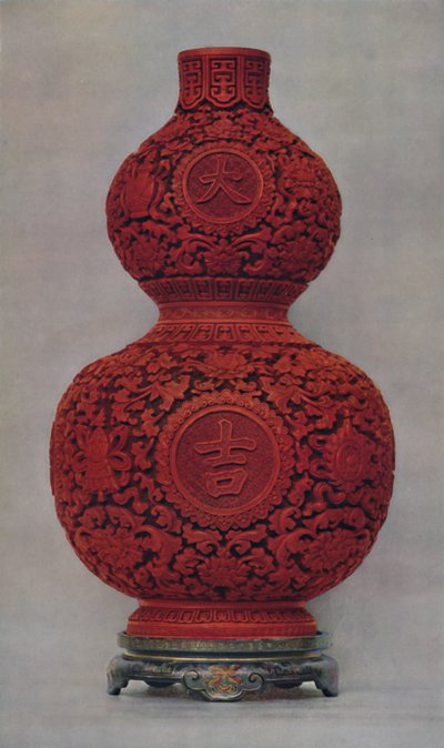 Jarrón de laca roja tallada sobre fondo verde oliva con soporte de laca plana, 1928 de Unbekannt