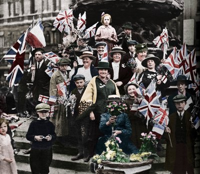 Celebraciones de la victoria bajo Eros, Piccadilly, Londres, 1918 de Unbekannt