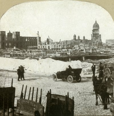 Vista desde la estación de distribución de la escuela Moulder, mostrando toneladas de harina en la acera, 1906 de Unbekannt