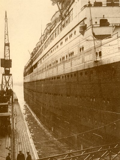 Vista del lado de estribor del Majestic mientras entraba en el dique seco flotante, c1930 de Unbekannt
