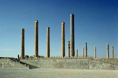 Vista de las columnas del Apadana (sala de audiencias) y la escalera Este, período aqueménida, siglo V a.C. de Unbekannt