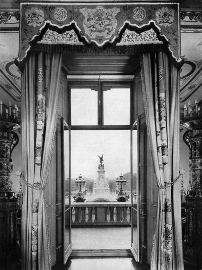 Vista del Monumento a Victoria desde el interior del Palacio de Buckingham, Londres, 1935 de Unbekannt