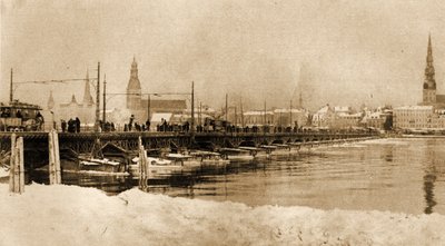 Vista del puente flotante sobre el Dwina, Riga, Letonia. 1915 de Unbekannt
