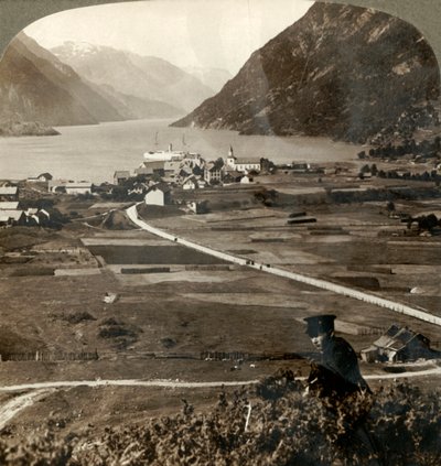 Tejados de aldeas y campos soleados de Odde, N. hasta el estrecho Sorfjord rodeado de montañas, Noruega, 1905 de Unbekannt