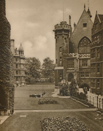Vista de los jardines del Middle Temple desde Fountain Court, c1935 de Unbekannt