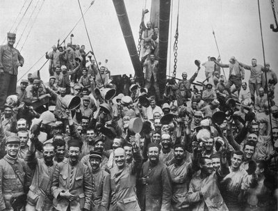 Viva Francia: tropas francesas a bordo de un transporte hacia los Dardanelos, 1915 de Unbekannt