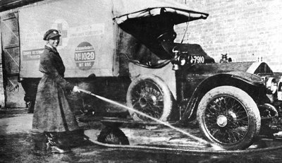 Mujer voluntaria inglesa lavando su ambulancia, Cambridge, Primera Guerra Mundial, 1915 de Unbekannt