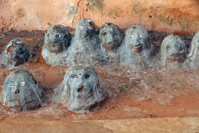 Fetiches vudú en la entrada de un convento. Togoville, Togo de Unbekannt