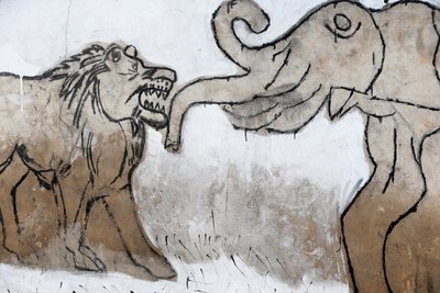 Pintura mural vudú en el Mercado Fetiche de Akodessewa, conocido como el mercado vudú más grande del mundo. Elefante y león. Lomé, Togo de Unbekannt