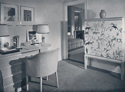 W. & J. Sloane. Sala de pasatiempos de fotógrafos mostrando un escritorio en roble natural, una cubierta tejida a mano de Unbekannt