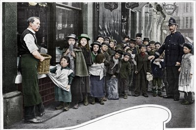 Esperando paquetes de comida, Cheapside, c1903 de Unbekannt