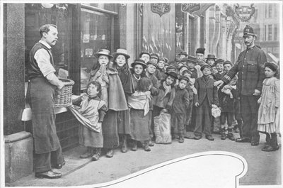 Esperando paquetes de comida, Cheapside, c1903 de Unbekannt