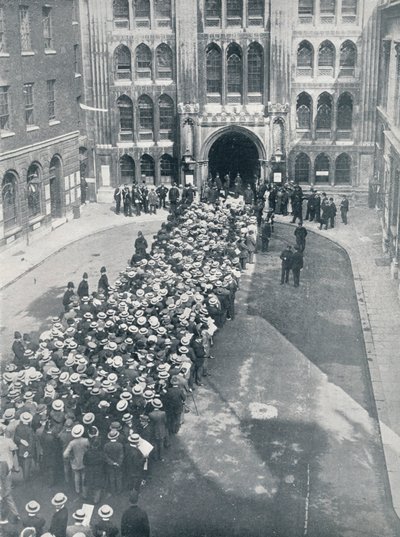 Esperando para entrar en el Guildhall para la primera gran reunión de llamada a las armas del Sr. Asquith, 1914 de Unbekannt