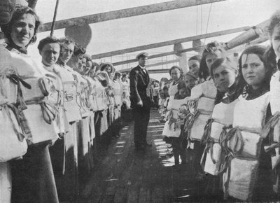 Ejercicio de cinturón salvavidas en tiempos de guerra a bordo de un transatlántico de Unbekannt