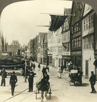Almacenes a lo largo del muelle en el casco antiguo de Bergen, durante siglos el gran mercado de pescado de Noruega, c1905 de Unbekannt