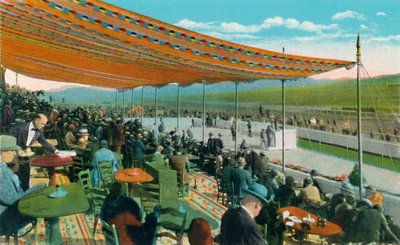 Viendo las carreras frente a la Casa Club, Agua Caliente Jockey Club, c1939 de Unbekannt