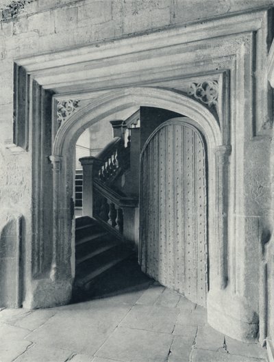 Puerta norte de Waynflete, con las escaleras del siglo XVII a la escuela superior y antecapilla, 1926 de Unbekannt