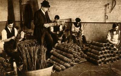 Tejiendo cestas para proyectiles de artillería, Nottingham, Primera Guerra Mundial, 1914-1918, 1933 de Unbekannt