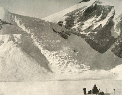 Campamento de la Parte Occidental el 28 de diciembre bajo un glaciar colgante en las rocas de la Catedral, 1909 de Unbekannt