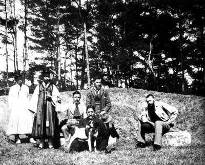 Visitantes occidentales con locales, Nam San, Corea, 1900 de Unbekannt