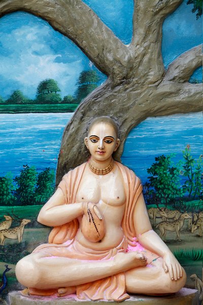 Cuando visitaba Vrindavana, Sri Caitanya Mahaprabhu cantaba japa diariamente en Imli Tala (árbol de tamarindo), que en ese momento estaba justo en la orilla del Yamuna. Chaitanya Mahaprabhu (1486-1534) fue un santo vaisnava y reformador social en el este de Unbekannt