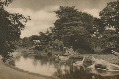 Donde acechan las bestias de la prehistoria junto al lago en los terrenos del palacio, c. 1935 de Unbekannt