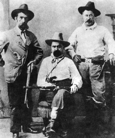 William A Pinkerton, flanqueado por dos agentes de mensajería, c1870s-1880s 1954 de Unbekannt