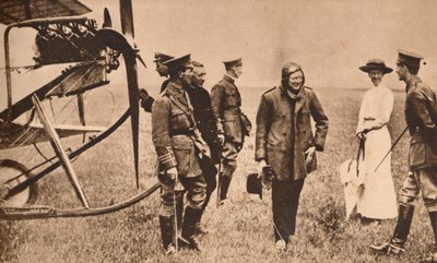 Winston Churchill después de hacer un viaje en avión, c1914 1935 de Unbekannt