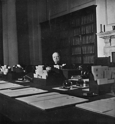 Winston Churchill en la Sala del Gabinete de 10 Downing Street, c. 1940s, 1945 de Unbekannt