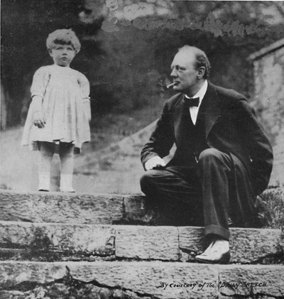 Winston Churchill con su hija Mary en Chartwell, c. 1924, 1945 de Unbekannt