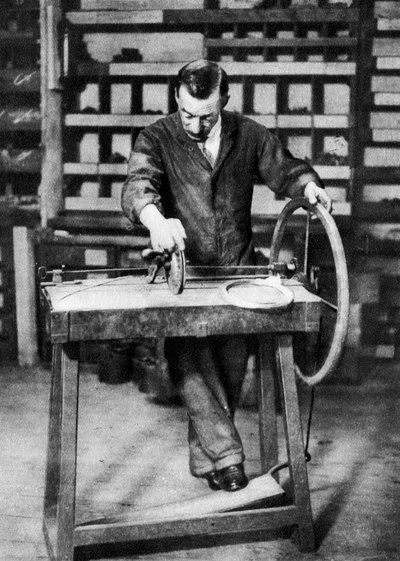 Alambre siendo enrollado en resortes para cerraduras de resorte, Londres, 1926-1927 de Unbekannt