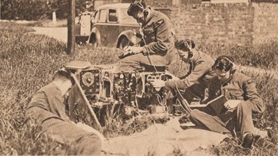 Operador inalámbrico dentro del último tipo de máquina de entrenamiento, 1940 de Unbekannt