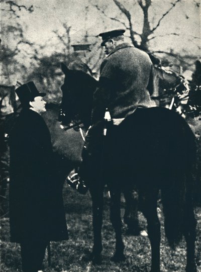 Con el Rey Jorge V en ejercicios militares, 1913, 1945 de Unbekannt