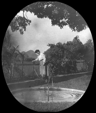 Mujer junto a un estanque en un jardín, Río de Janeiro, Brasil, finales del siglo XIX o principios del XX de Unbekannt