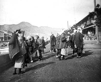 Mujer cargando carbón, Nagasaki, Japón, c. 1900 de Unbekannt
