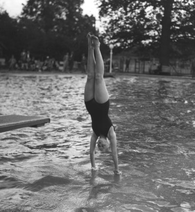 Mujer zambulléndose en una piscina, siglo XX de Unbekannt